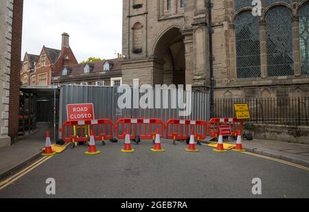 Straßensperrung im Stadtzentrum von Warwick für größere Wartungsarbeiten an der St. Mary`s Church, Warwickshire, Großbritannien Stockfoto